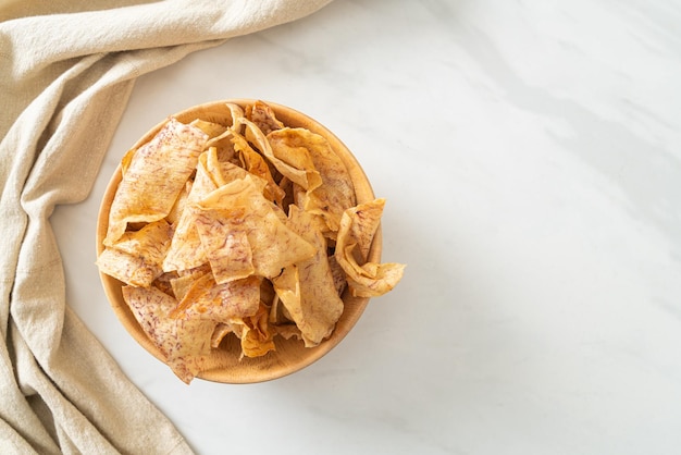 Merienda crujiente de chips de taro dulce