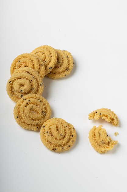 Foto merienda especial murukku kerala hecha con harina de arroz imagen aislada dispuesta en fondo blanco