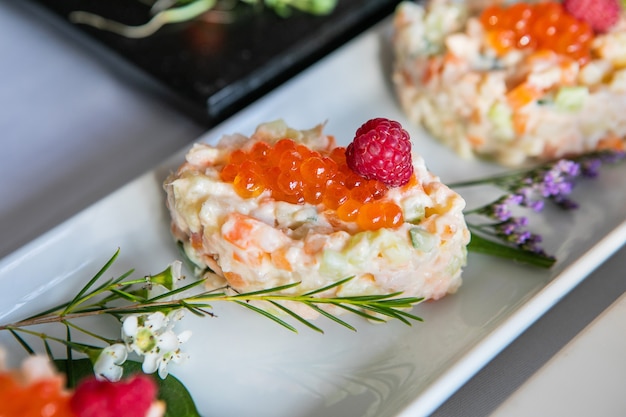 Foto merienda fría en una mesa festiva decorada con flores