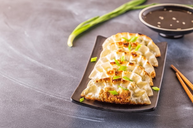 Merienda de gyoza o albóndigas con salsa de soja