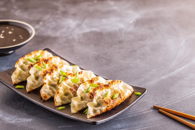 Merienda de gyoza o albóndigas con salsa de soja