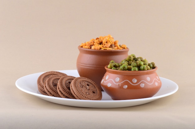 Merienda india: mezcla, crema de galletas y guisantes verdes fritos con especias {chatpata matar} en un plato