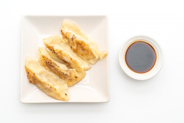 Merienda japonesa de gyoza o albóndigas con salsa de soja