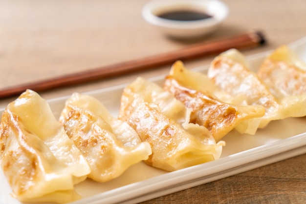 Merienda japonesa de gyoza o albóndigas