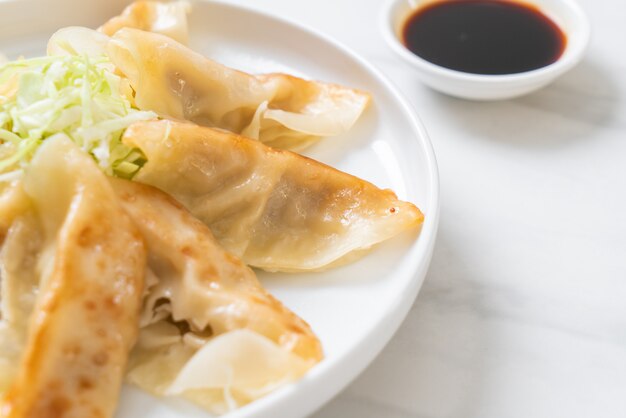 Merienda japonesa de gyoza o albóndigas