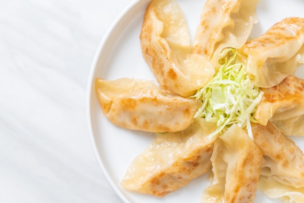 Merienda japonesa de gyoza o albóndigas