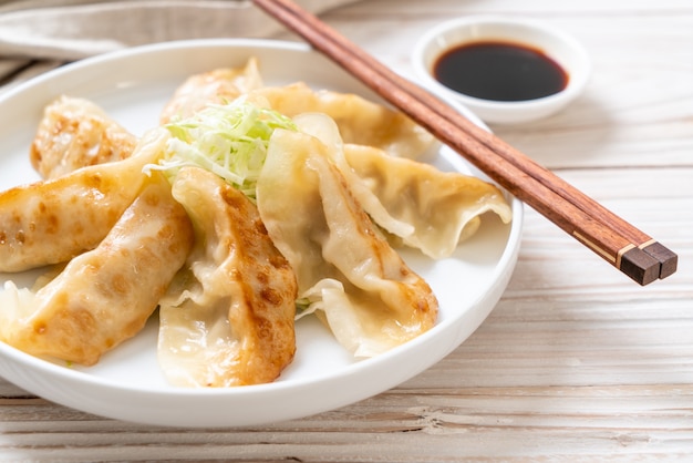 Merienda japonesa de gyoza o albóndigas