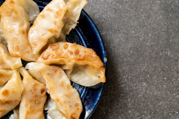 Merienda japonesa de gyoza o albóndigas