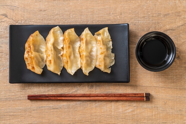 Foto merienda japonesa de gyoza o albóndigas