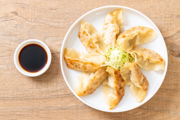 Merienda japonesa de gyoza o albóndigas