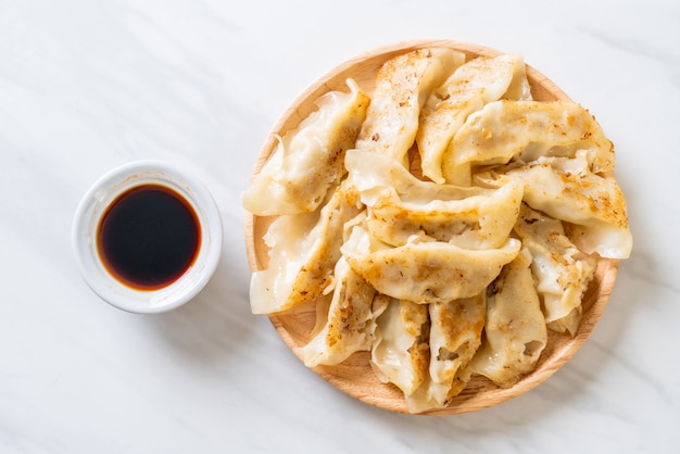 Merienda japonesa de gyoza o albóndigas