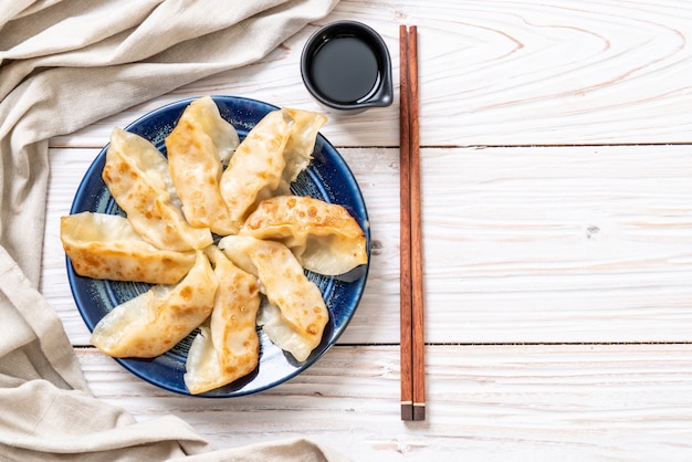 Merienda japonesa de gyoza o albóndigas