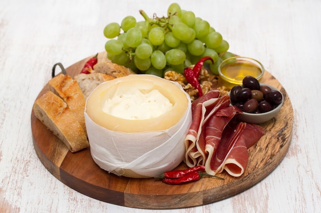 Merienda portuguesa sobre fondo blanco de madera