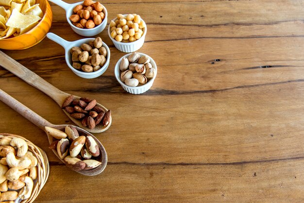 Merienda saludable, frijoles, chips de yuca, pistachos, nueces de Brasil, garbanzos, maní y almendras.