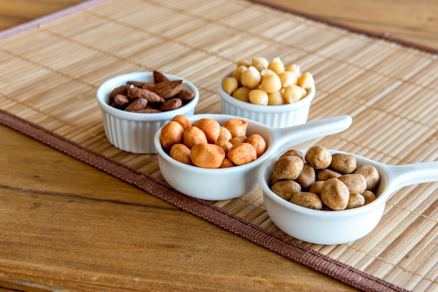 Merienda saludable, frijoles, garbanzos, cacahuetes y almendras.