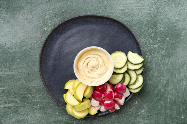 Merienda saludable hummus de garbanzos con verduras