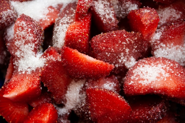 Merienda saludable y sabrosa. jugosas rodajas de fresa cubiertas de azúcar.