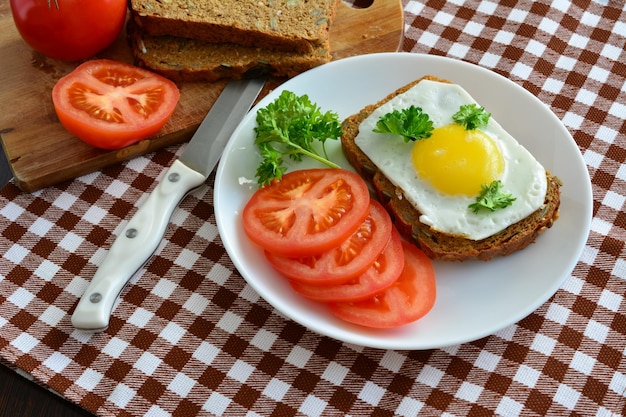 merienda saludable con tostadas con huevo frito y verduras en el plato