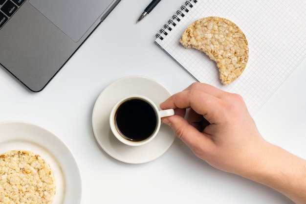 Merienda saludable en el trabajo durante el tiempo de descanso