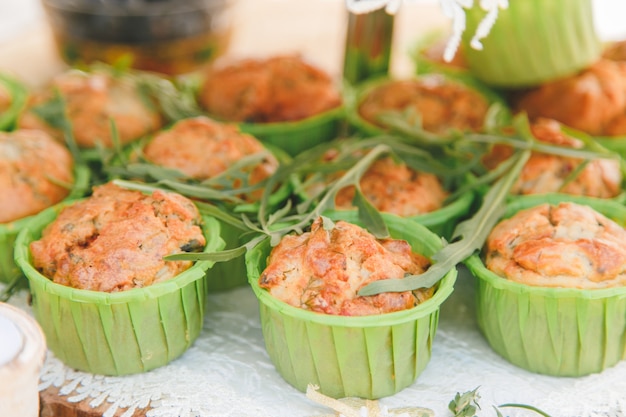 Merienda de tarta de queso con verduras en forma de cupcake pequeño.