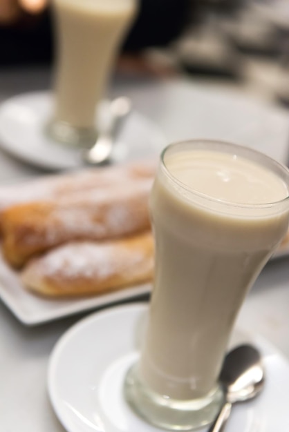 Merienda típica valenciana horchata y fartons