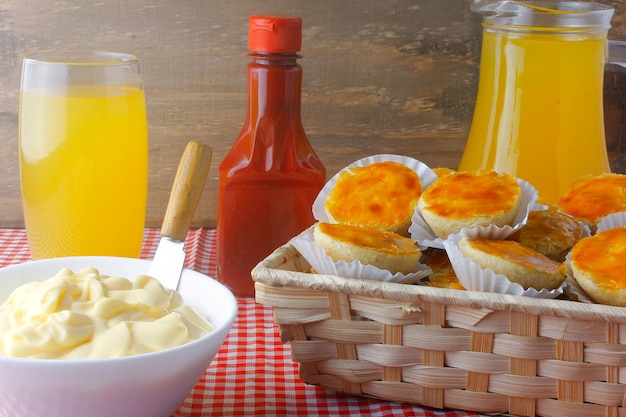 Merienda tradicional brasileña en una cesta