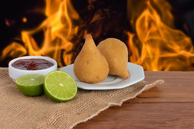 Foto merienda tradicional brasileña coxinha