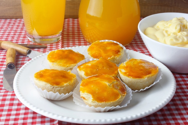 Merienda tradicional brasileña en un plato