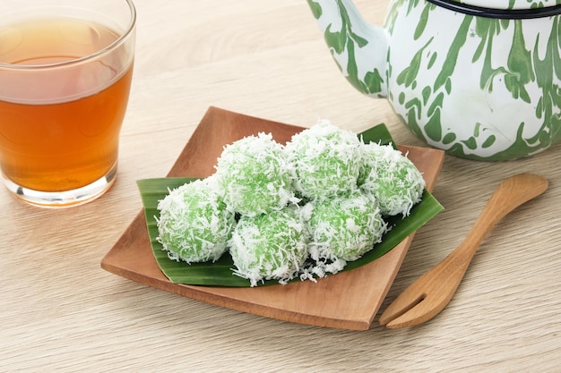 Merienda tradicional indonesia Klepon hecha de harina de arroz glutinoso formada en pequeñas bolas