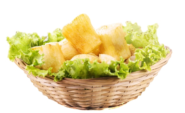 Merienda de yuca frita hecha de raíz de yuca y servida frita con lechuga restaurante tradicional sudamericano comida guarnición fondo blanco aislado