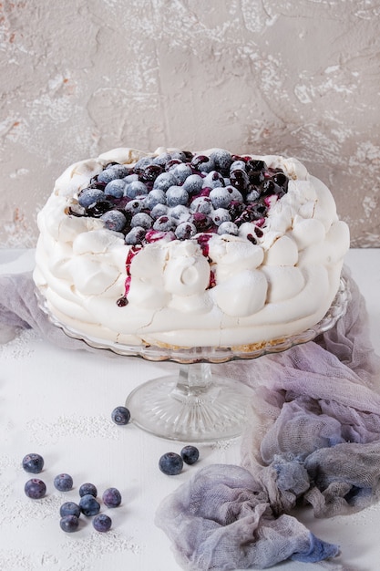 Meringekuchen Pavlova mit Blaubeeren