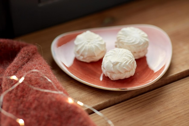 meringue em placa de cerâmica no peitoral da janela