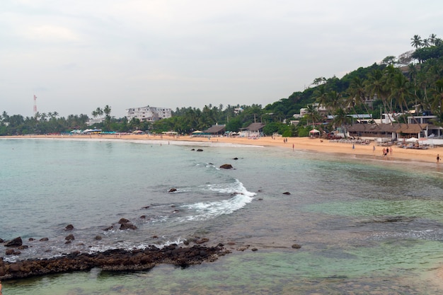 Merissa, Sri Lanka, papagaio RÃƒÂ‚Â¾ck. Pedregulhos enormes na praia.