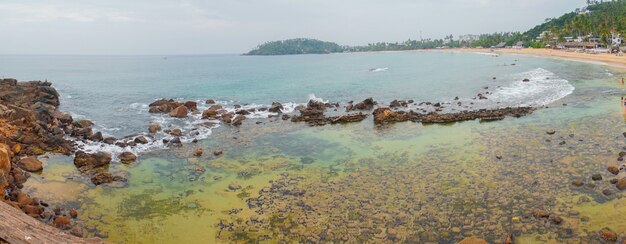 Merissa, Sri Lanka. Pedregulhos enormes na praia.