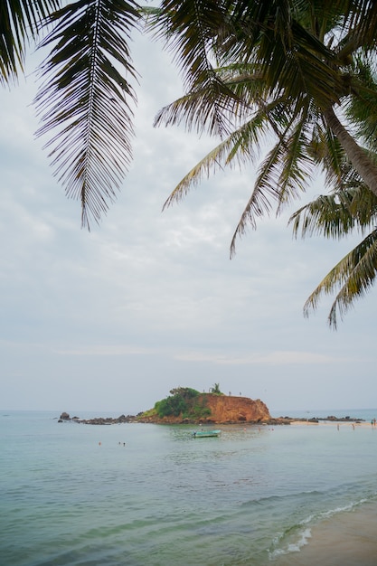 Merissa, Sri Lanka. Pedregulhos enormes na praia.