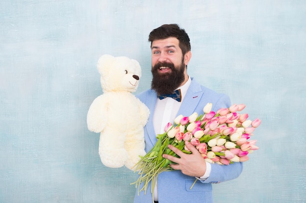 Merken Sie sich diesen Moment Frauentag Formeller reifer Geschäftsmann Frühlingsstrauß 8. März bärtiger Mann in Fliege mit Tulpenblumen Braut Bräutigam bei Hochzeitsfeier Liebesdatum mit Blumen Alles Gute zum Geburtstag