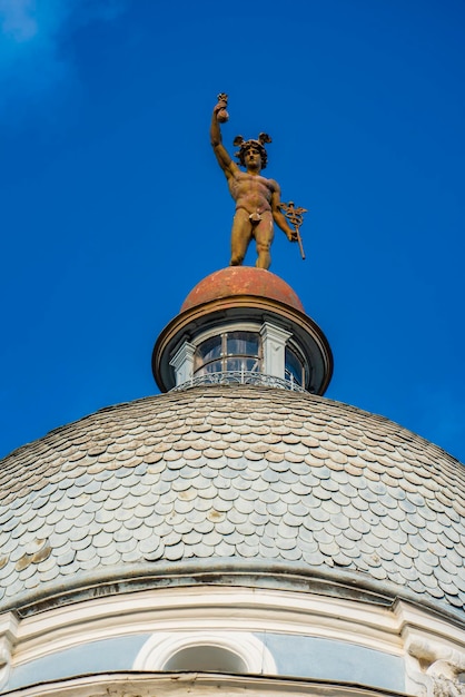 Merkur-Statue auf dem Dach eines Gebäudes in Novi Sad, Serbien. Diese vergoldete Bronzestatue wurde 1921 vom Bildhauer Djordje Jovanovic angefertigt.