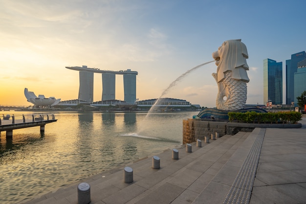 Foto merlion park com o nascer do sol na cidade de singapura, singapura