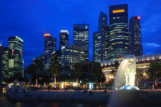 Foto merlion en singapur al crepúsculo