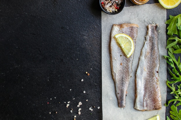 merluza cruda de pescado (conjunto de ingredientes para cocinar)