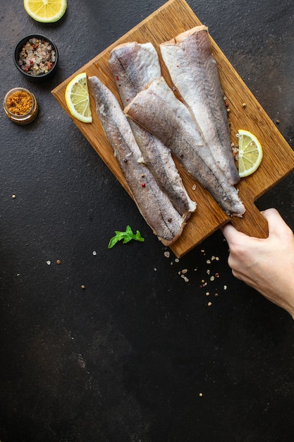 Foto merluza cruda de pescado (conjunto de ingredientes para cocinar)