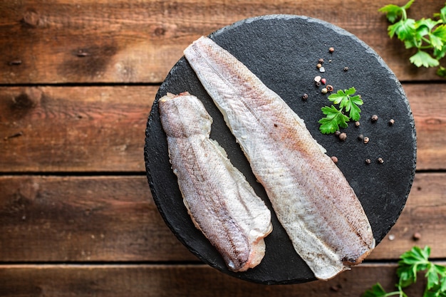 Merluza pangasius pescado fresco ingrediente de marisco en la mesa comida sana