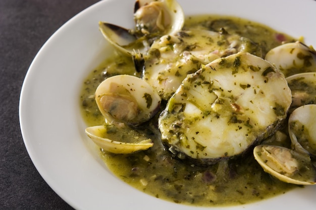 Merluza pescado y almejas con salsa verde