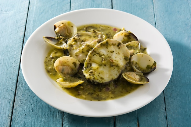 Merluza pescado y almejas con salsa verde