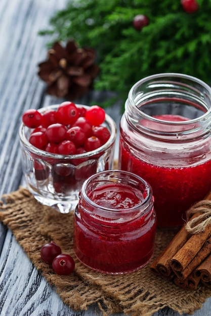 Mermelada de arándanos dulce en el tarro