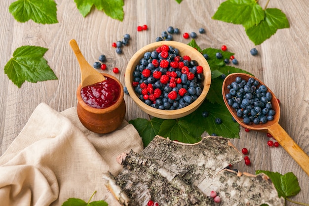 Mermelada de arándanos y frambuesas con bayas frescas