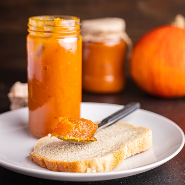 mermelada de calabaza mermelada de gelatina postre dulce comida enlatada fresca lista para comer comida bocadillo en la mesa