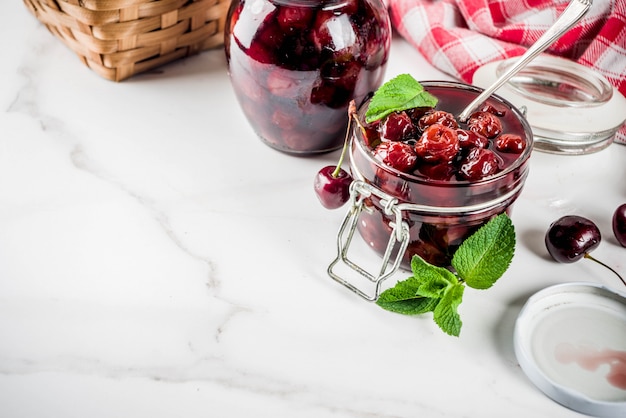 Mermelada casera de cereza y menta, con cerezas frescas