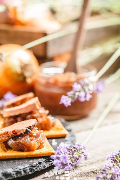 Mermelada de cebolla con sabor a lavanda en crackers