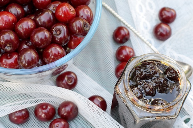 Mermelada De Cereza Y Cerezas Frescas